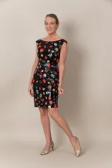 Vestido negro de lentejuelas con bordado de flores en hilo de color coral, verde, etc. Vestido de línea recta con cuello bote y espalda en V.