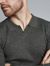 Sweater de punto color gris oscuro, con cuello polo y mangas largas.