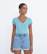 Remera básica celeste con escote en V, manga corta y bolsillo pequeño en el pecho.