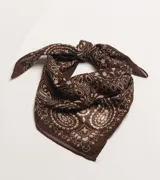 Pañuelo de forma cuadrada con estampado tipo bandana en color marrón y beige.