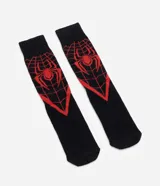 Medias de caña larga color negro con diseño tejido de telaraña y logo de Spider-Man en color rojo.