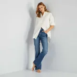 Pantalón de jean azul de corte flare y tiro alto.