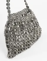 Cartera de fiesta color plateado con diseño de malla metálica y correa de hombro de eslabones.