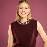 Sweater sin mangas de punto color bordó, con cuello redondo adornado con pedrería brillante y bordes acanalados.