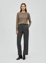 Suéter de punto fino color marrón topo, con cuello redondo y manga larga. Presenta pequeños botones decorativos en los puños.