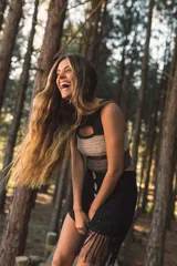 Top tejido a crochet color amarillo y beige, con cuello cuadrado y aberturas en el pecho y cintura.