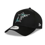 Gorra negra de béisbol New Era 9Forty con el logo de los Florida Marlins bordado en el frente y el logo de New Era bordado en el lateral.