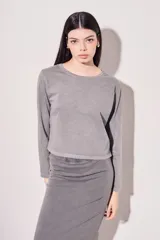 Remera de manga larga con cuello redondo, color gris con efecto lavado/gastado.