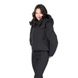 Campera larga tipo puffer color negro, con diseño acolchado, cierre frontal completo, cuello alto y capucha desmontable.