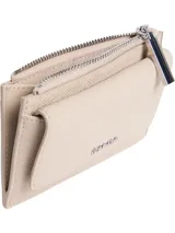 Tarjetero/billetera compacto Calvin Klein color beige claro, con textura grabada de monograma repetido. Presenta un diseño tipo sobre con solapa frontal y un compartimento superior con cierre metálico plateado.