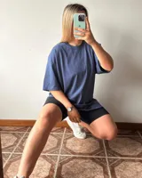 Remerón oversize de algodón, color azul grisáceo, con cuello redondo y mangas cortas caídas.