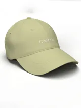 Gorra de béisbol color verde claro con logo de Calvin Klein bordado en blanco en el frente.