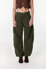 Pantalón de denim tipo jean color verde militar, de tiro medio y corte holgado con diseño wide leg.