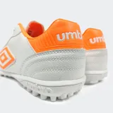 Championes de fútbol Umbro Touch TF, color blanco con detalles en naranja.