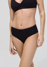 Pack de tres bombachas de algodón en color negro, beige y blanco, con corte clásico y logo bordado en la parte delantera.