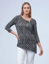 Blusa de seda fría texturada, marca Ruby Rd. Cuello a la base con aplique de aro metálico y terminación de ruedo asimétrico.