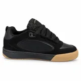 Zapatillas Airwalk modelo Throlle, color negro con suela de goma marrón, confeccionadas en cuero sintético y gamuza, con cordones anchos y detalle de logo en el lateral.