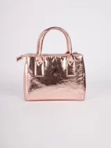 Cartera mini tote color negro charol, con doble asa corta y correa larga desmontable y ajustable.