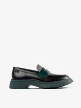Mocasín Camper Twins de cuero negro con detalle de antifaz verde y gris.