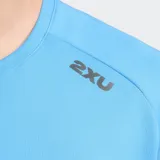 Remera deportiva 2XU de manga corta, confeccionada en tejido técnico de doble punto con panel trasero de malla para mayor ventilación. Presenta un diseño ergonómico con logotipos reflectantes para mayor visibilidad.