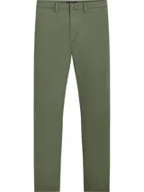 Pantalón chino cónico color verde militar, confeccionado en satén de algodón elástico. Cuenta con cierre de cremallera y botón, dos bolsillos laterales abiertos, pequeño bolsillo delantero en la cintura y dos bolsillos traseros de ojal con botón.