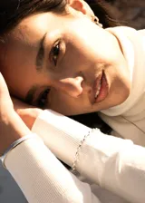 Pulsera de acero quirúrgico color plateado con eslabones rolo y cierre de gancho.