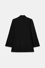 Blazer marrón de cuello solapa con muescas, manga larga y bolsillos de vivo con solapa. Cierre frontal con un botón.