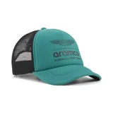 Gorra tipo trucker de Aston Martin Formula One Team, con frente en color verde petróleo y paneles traseros de malla negra. Presenta el logo de la escudería y el patrocinador aramco estampados en el frente.