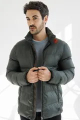 Campera puffer color verde militar, con cuello alto y cierre frontal.