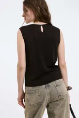 Top tejido sin mangas con hilo de lurex, color gris, de corte recto y escote redondo.