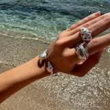 Brazalete rígido abierto de plata 925 con terminales en forma de caracolas.