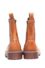 Bota Chelsea de cuero color marrón con elásticos laterales y suela track.