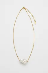Collar dorado de cadena fina con un dije central de perla barroca.