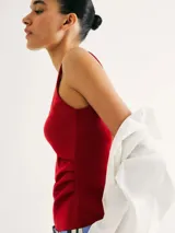 Musculosa de tela acanalada con cuello redondo y pliegues laterales que aportan textura y un ajuste entallado al cuerpo.