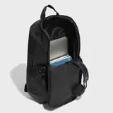 Mochila deportiva negra con tres franjas verticales blancas y el logo de Adidas en la parte superior frontal. Presenta base revestida resistente al desgaste y correas ajustables para los hombros.