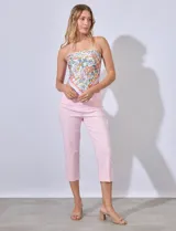 Pantalón capri color beige, de gabardina elastizada, con pretina ancha elastizada y bolsillos simulados.