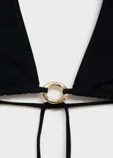 Top de bikini negro con diseño triangular, cierre de lazo en cuello y espalda, anilla decorativa y forro interior.