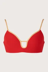 Top de bikini rojo con ribetes dorados, escote con abertura central, copas preformadas, breteles delgados ajustables y amarre en la espalda.