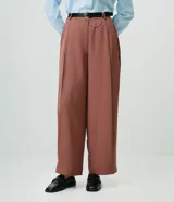 Pantalón wide leg de sastrería confeccionado en crepé, con tiro alto, pliegues frontales y caída recta. Incluye un cinturón de poliuretano con hebilla metálica y detalle de cadena.