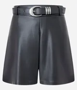 Short de tiro medio confeccionado en poliuretano con acabado que imita el cuero, de corte recto y diseño minimalista. Incluye un cinturón ajustable con hebilla metálica.
