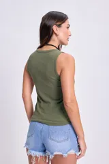 Musculosa verde oliva de algodón con textura acanalada y efecto lavado.