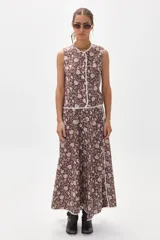 Top sin mangas color marrón con estampado floral y ribete de encaje blanco.