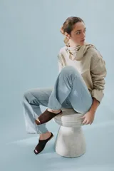 Sandalias tipo sueco Mulan de cuero gamuzado marrón, con taco plano bajo y puntera cuadrada.
