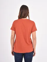 Remera de algodón de corte clásico, con cuello redondo y mangas cortas con dobladillo.