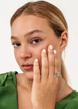 Anillo de plata 925 con diseño calado ovalado.