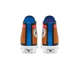 Championes Converse Chuck 70 Trail de caña alta, con diseño inspirado en el senderismo. Presenta una capellada de malla color marrón con detalles en rosa y azul, puntera de goma blanca y suela de plataforma.