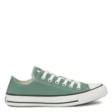 Championes Converse modelo Chuck Taylor All Star de corte bajo, confeccionados en lona color verde con puntera y suela de goma blanca con detalles en negro.