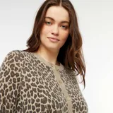 Cárdigan con estampado de leopardo en tonos beige y marrón, con cuello redondo y cierre frontal con botones.
