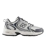Championes New Balance 530 de estilo retro inspirado en los años 90 y 2000, confeccionados con malla transpirable blanca y detalles en gris y azul marino. Incorporan entresuela con tecnología ABZORB para mayor amortiguación y comodidad.