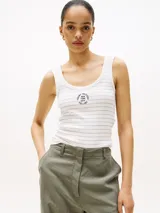 Musculosa blanca de algodón con rayas horizontales finas en color rojo y azul. Presenta cuello redondo y logo de Tommy Hilfiger bordado en el pecho.